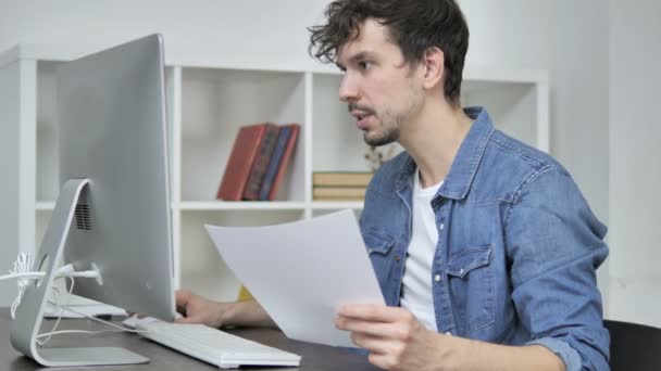 Jovem Designer Criativo Leitura Documentos Trabalhando Área Trabalho — Vídeo de Stock