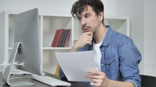 Pensativo Joven Diseñador Creativo Lectura Documentos Lluvia Ideas Trabajo — Vídeo de stock