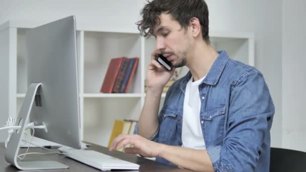 Twórczej Młodego Człowieka Rozmowy Telefon Pomocą Pulpitu — Wideo stockowe