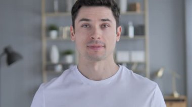 Zafer işareti pozitif gri saçlı adam tarafından