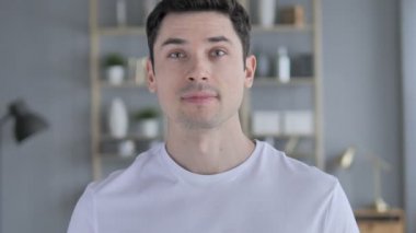 Jest gri saçlı adam tarafından davet