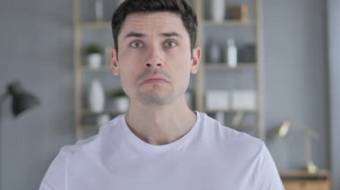 Kızgın genç adam iş sorununa tepki bağırıyor