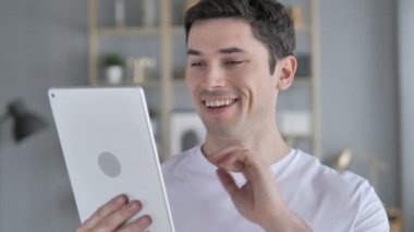 Tablet PC'de genç adam tarafından online görüntülü sohbet