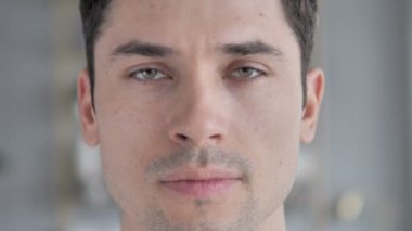 Genç adam yüzünü kameraya bakarak yakın çekim