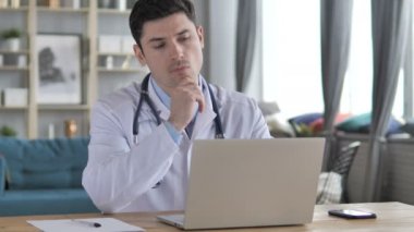 Düşünme ve dizüstü bilgisayarda çalışan doktor