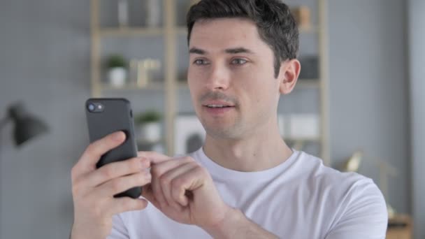 Heyecanlı Genç Adam Online Tablet Üzerinde Kazanma — Stok video