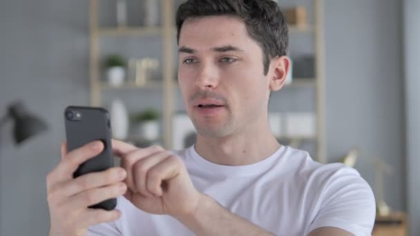 Joven Triste Reaccionando Fracaso Línea Teléfono Inteligente — Vídeos de Stock