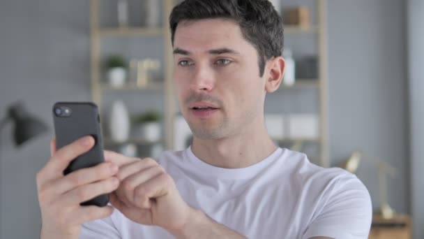 Hombre Joven Shock Mientras Usa Smartphone Preguntándose — Vídeo de stock