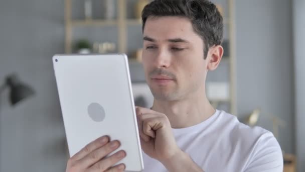 Jeune Homme Utilisant Une Tablette Sur Lieu Travail — Video