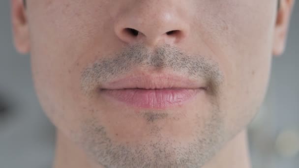 Close Lábios Sorridentes Dentes Homem Cabelo Cinza — Vídeo de Stock
