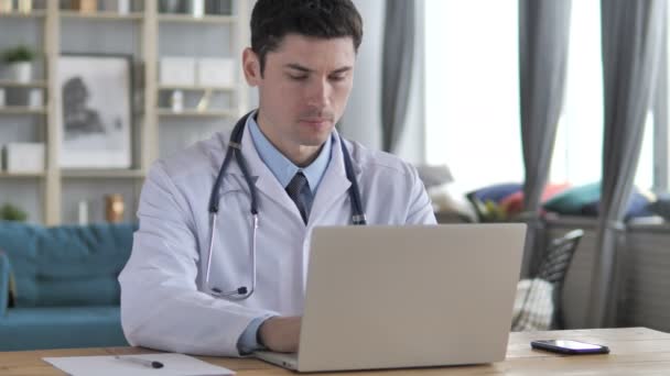 Joven Médico Trabajando Ordenador Portátil — Vídeo de stock