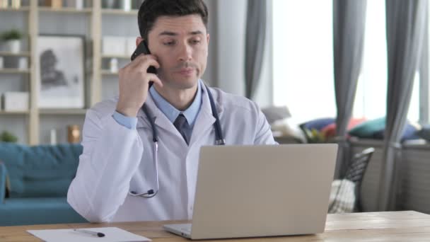 Médico Conversando Com Paciente Clínica — Vídeo de Stock