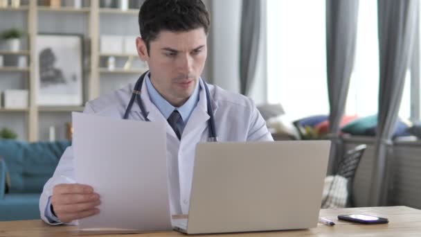 Ιατρός Που Εργάζεται Στην Ιατρική Έκθεση Του Ασθενούς Φορητό Υπολογιστή — Αρχείο Βίντεο