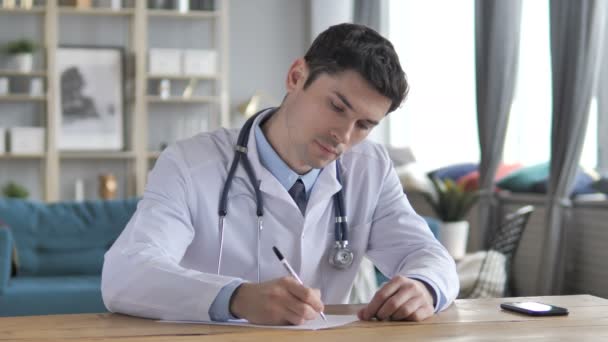 Médico Escribiendo Tratamiento Médico Para Paciente — Vídeos de Stock