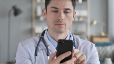 Doktor akıllı telefon kullanarak Internet için