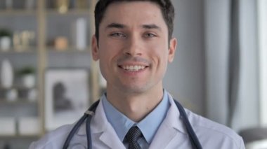 Başparmak yukarıya genç doktor tarafından