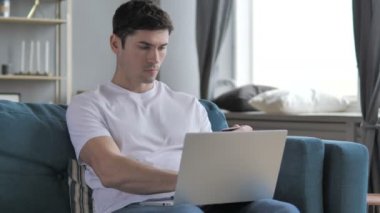 Laptop sıradan gri saçlı adam, Online bankacılık tarafından alışveriş online