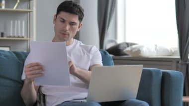 Belgeler Ofis, evrak üzerinde çalışan adam