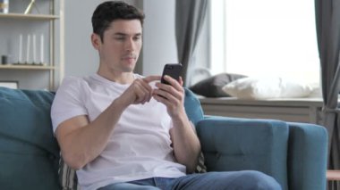Genç adam başarı, Smartphone Online kazanmak için heyecanlı