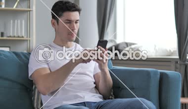 Online tablete kaybetme için huşu içinde üzgün genç adam