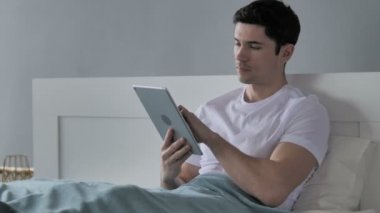 Tarama Internet Tablet yatakta genç adam