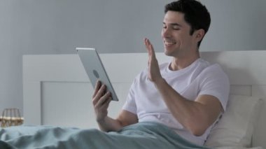 Yataktaki Genç Adam 'ın Tabletteki Çevrimiçi Video Sohbeti