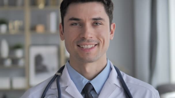 Retrato Del Joven Doctor Sonriente — Vídeo de stock