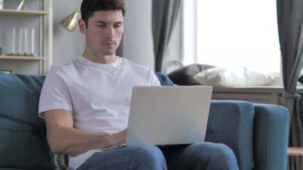 Casual Jonge Man Aan Het Werk Met Laptop Zijn Schoot — Stockvideo