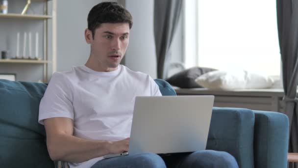 Verlust Frustrierter Geschäftsmann Mit Grauen Haaren Der Laptop Arbeitet — Stockvideo