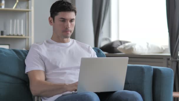 Giovane Uomo Triste Fallimento Durante Lavoro Sul Computer Portatile — Video Stock