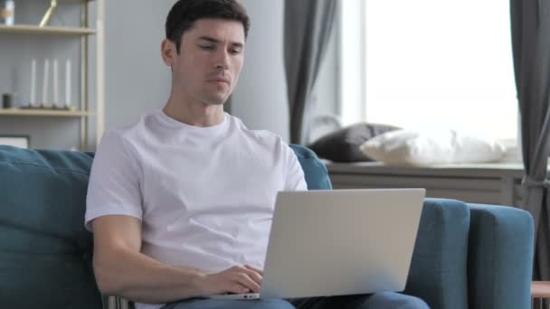 Yatakta Oturmuş Spinal Ağrısı Olan Genç Adam — Stok video