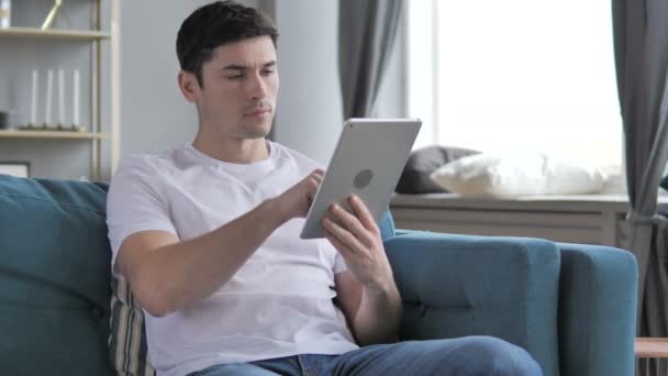 Hombre Joven Usando Tableta Lugar Trabajo — Vídeo de stock