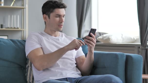 Homem Negócios Cabelo Cinza Usando Smartphone — Vídeo de Stock