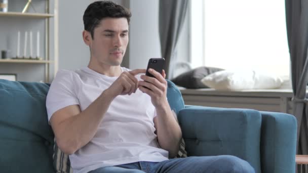 Ung Man Glada För Framgång Vinna Online Smartphone — Stockvideo