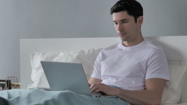 Junger Mann Arbeitet Auf Laptop Seinem Schoß — Stockvideo