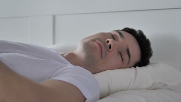Joven Hombre Durmiendo Cama — Vídeo de stock