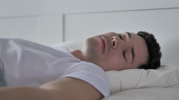 首の痛みはベッドで寝ている若い男 — ストック動画