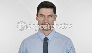 Beyaz arka plan üzerinde kamera doğru işaret eden işadamı