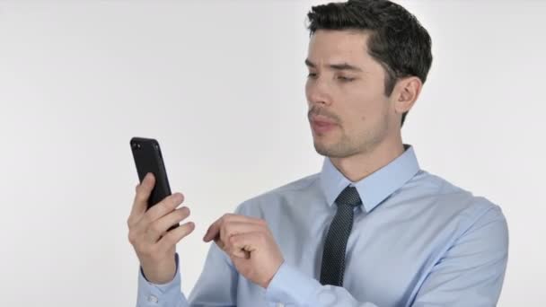 Homme Affaires Naviguer Sur Smartphone Sur Fond Blanc — Video