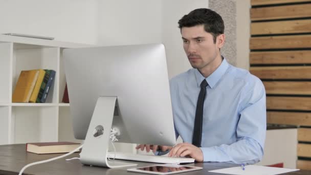 Hombre Negocios Trabajando Computadora Oficina — Vídeos de Stock