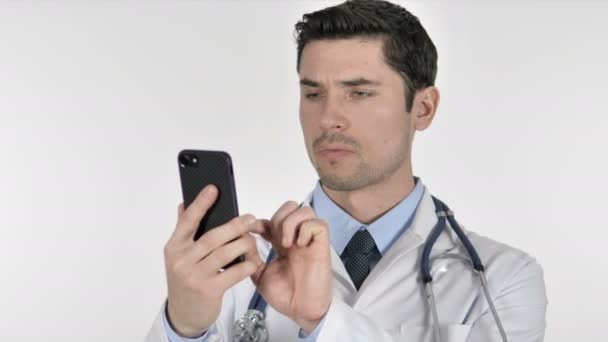 医生在白色背景下使用智能手机 — 图库视频影像