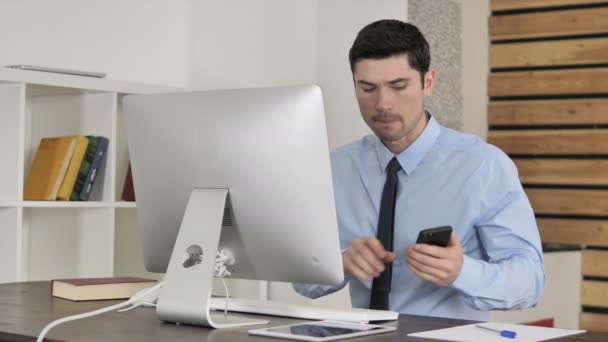 Zakenman Praten Telefoon Het Gebruik Van Computer — Stockvideo