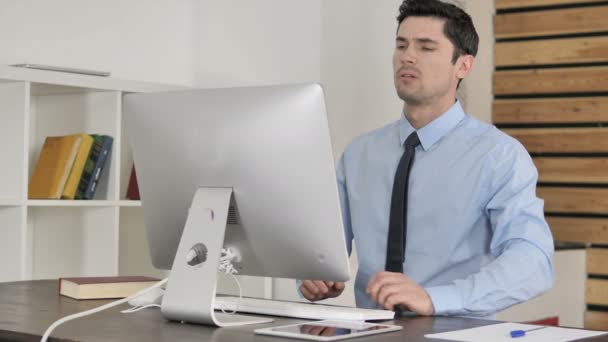 Geschäftsmann Mit Rückenschmerzen Arbeitet Computer — Stockvideo