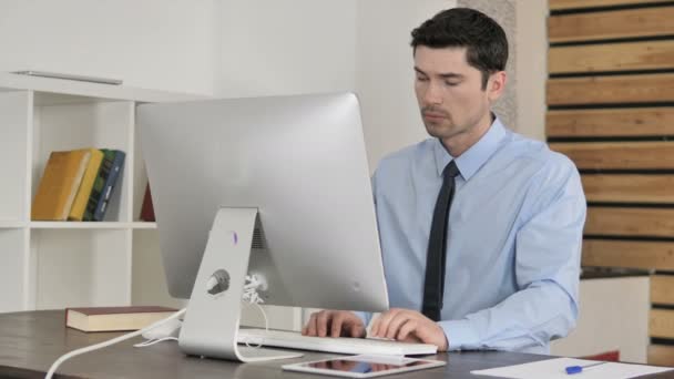 Empresario Con Dolor Cuello Trabajando Computadora — Vídeo de stock