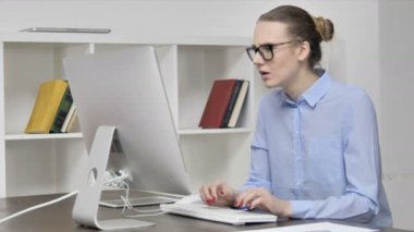 Hayal kırıklığına uğramış genç Casual Kız ticaret kaybı için tepki