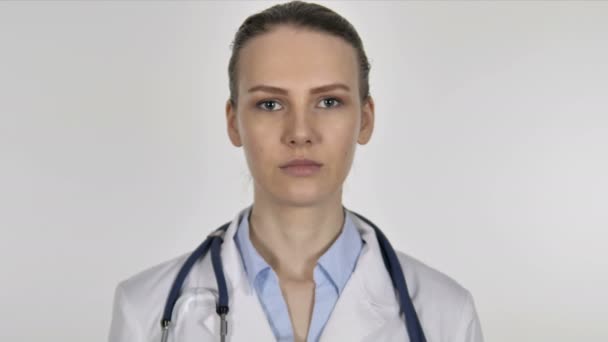 Retrato de Lady Doctor sobre fondo blanco — Vídeo de stock