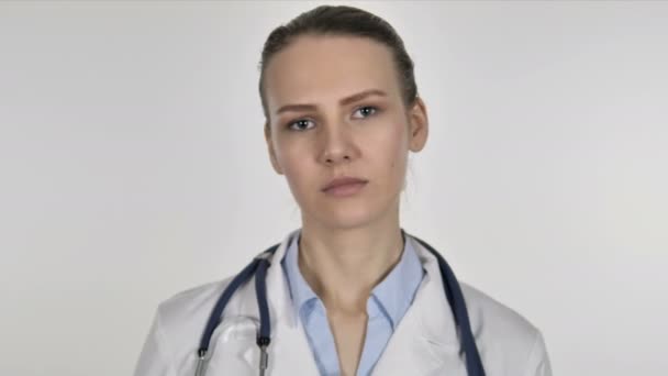 白い背景の上の女性ドクターによる不承諾 — ストック動画
