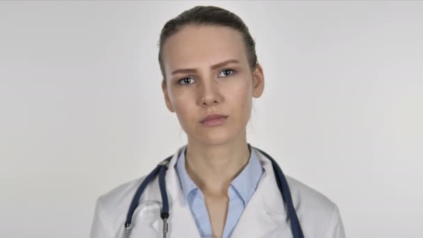 Nein, Ärztin winkt mit dem Finger ab und verneint — Stockvideo
