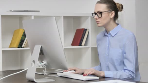オフィス内のコンピューターに取り組んでいる若いカジュアルな女の子 — ストック動画