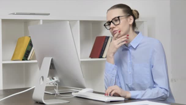 Ragazza pensierosa e casual che pensa mentre lavora al computer — Video Stock